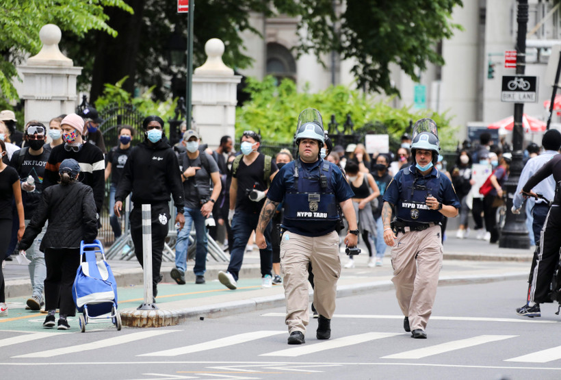 Cảnh sát được triển khai để ngăn người biểu tình quá khích trong cuộc tuần hành phản đối phân biệt chủng tộc sau cái chết của công dân Mỹ gốc Phi George Floyd, tại New York. (Ảnh: THX/TTXVN)