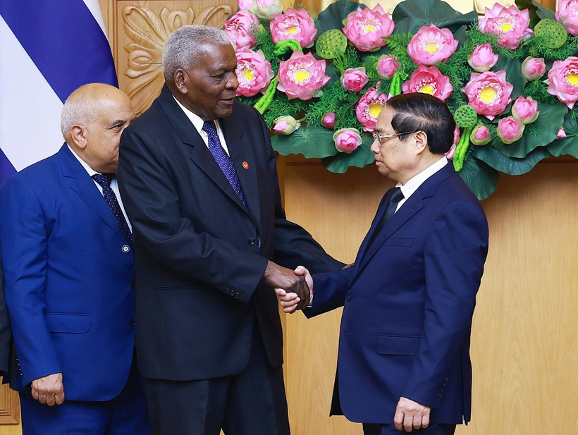 Thủ tướng Phạm Minh Chính tiếp Chủ tịch Quốc hội Cuba Esteban Lazo Hernandez. (Ảnh: Dương Giang/TTXVN)