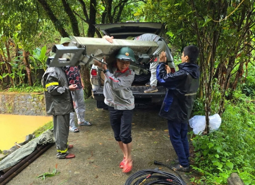 Nhân viên Viettel Hà Giang lắp đặt trạm phát sóng mới, phục vụ cứu nạn, cứu hộ vụ sạt lở nghiêm trọng ở huyện Bắc Quang, tỉnh Hà Giang. (Ảnh: TTXVN phát)