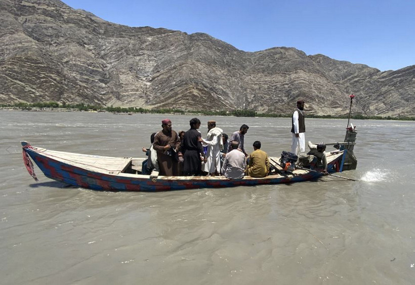 Một chiếc thuyền đi trên sông ở Afghanistan. (Ảnh: AP)