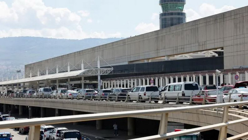 Phương tiện di chuyển bên ngoài Sân bay Quốc tế Beirut-Rafic Hariri, ở Beirut, Liban. (Ảnh: Reuters)