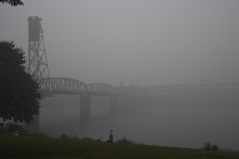Khói mù do lửa cháy rừng bao phủ ở Portland, Oregon ngày 14/9/2020. (Ảnh: AFP/TTXVN)