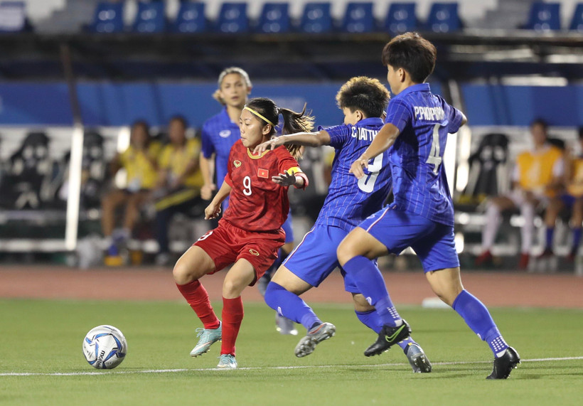 Pha tranh bóng quyết liệt trong trận chung kết giữa nữ Việt Nam gặp nữ Thái Lan tại SEA Games 30. (Ảnh: TTXVN)