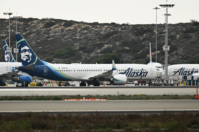 Máy bay Boeing 737 MAX 9 của hãng hàng không Alaska Airlines tại sân bay Los Angeles, bang California, Mỹ ngày 14/1/2024. (Ảnh: AFP/TTXVN)