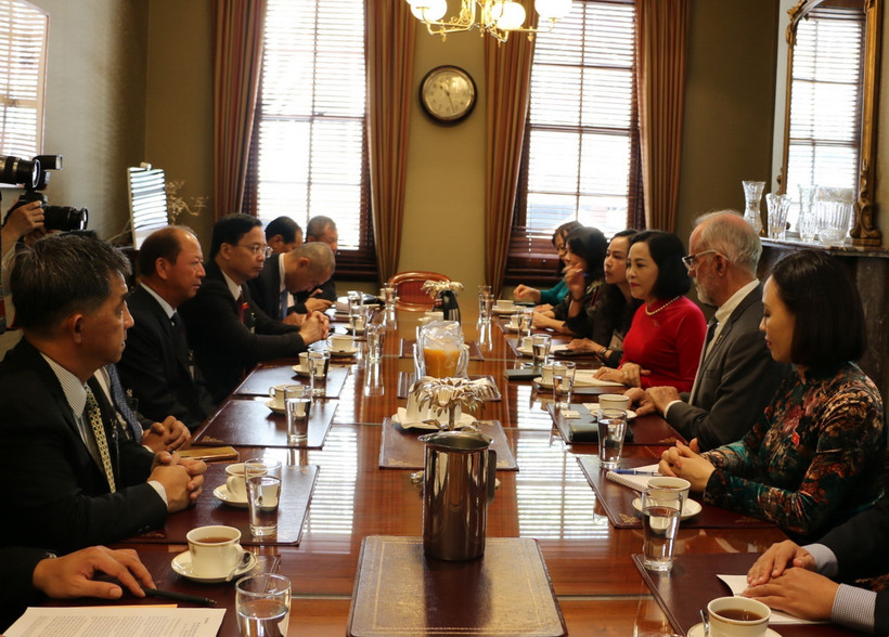 Phó Chủ tịch Quốc hội Nguyễn Thị Thanh và đoàn đại biểu Quốc hội trong buổi làm việc với Chủ tịch Hạ viện bang New South Wales Greg Piper. (Ảnh: Thanh Tú/TTXVN)