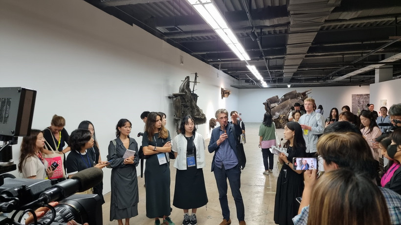 Nicolas Bourriaud - Giám đốc nghệ thuật của Triển lãm Gwangju Biennale lần thứ 15 trả lời câu hỏi của các phóng viên trong phòng trưng bày các tác phẩm nghệ thuật của triển lãm. (Ảnh: Đức Thắng/TTXVN)