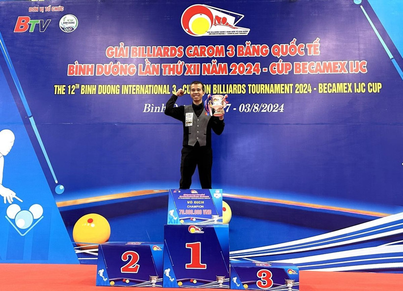 Trần Quyết Chiến lên bục nhận Cup nhà vô địch Giải Billiards Carom 3 băng Quốc tế Bình Dương lần thứ 12 năm 2024. (Ảnh: TTXVN phát)