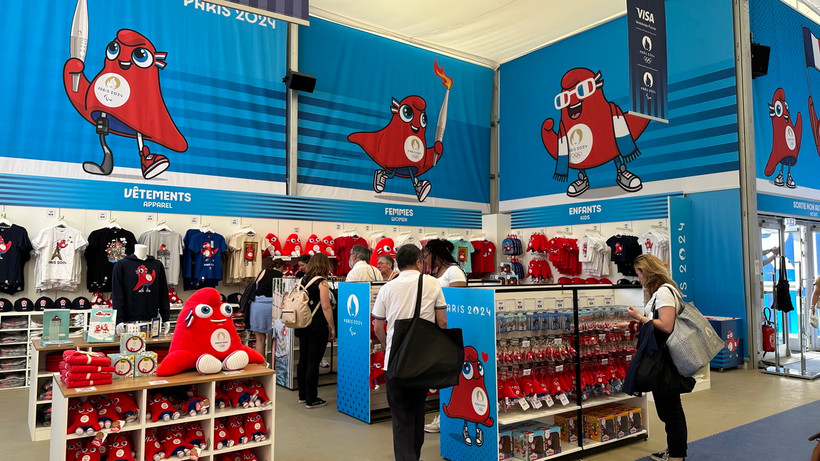 Linh vật của Thế vận hội, chiếc mũ Phryges nhồi bông, biểu tượng của cuộc Cách mạng Pháp. (Ảnh: Thu Hà/TTXVN)