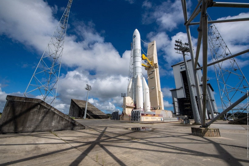 Tên lửa Ariane 6 được đặt vào bệ phóng tại sân bay vũ trụ châu Âu ở Kourou, Guiana (Pháp), ngày 22/6/2023. (Ảnh: AFP/TTXVN)