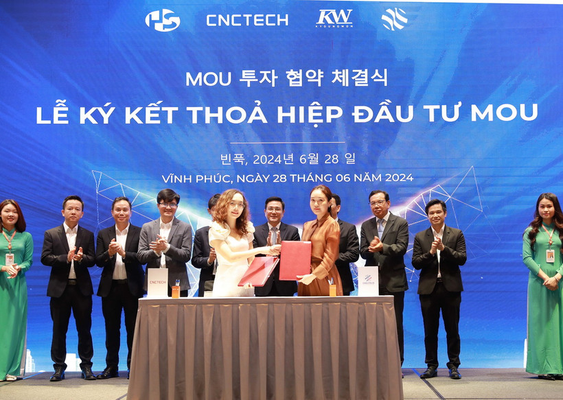 Ký kết biên bản ghi nhớ hợp tác và đầu tư giữa Tập đoàn CNCtech - Việt Nam với các nhà đầu tư Hàn Quốc. (Ảnh: Hoàng Hùng/TTXVN)