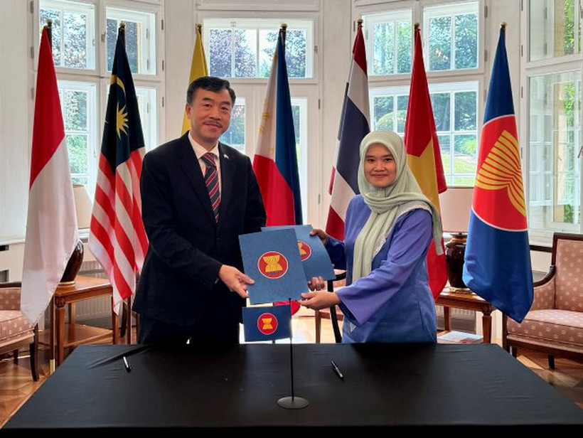 Lễ bàn giao vai trò Chủ tịch luân phiên ACP từ Đại sứ Malaysia Suzilah Mohd Sidek sang Đại sứ Việt Nam Dương Hoài Nam. (Ảnh: Đại sứ quán Việt Nam tại Prague)