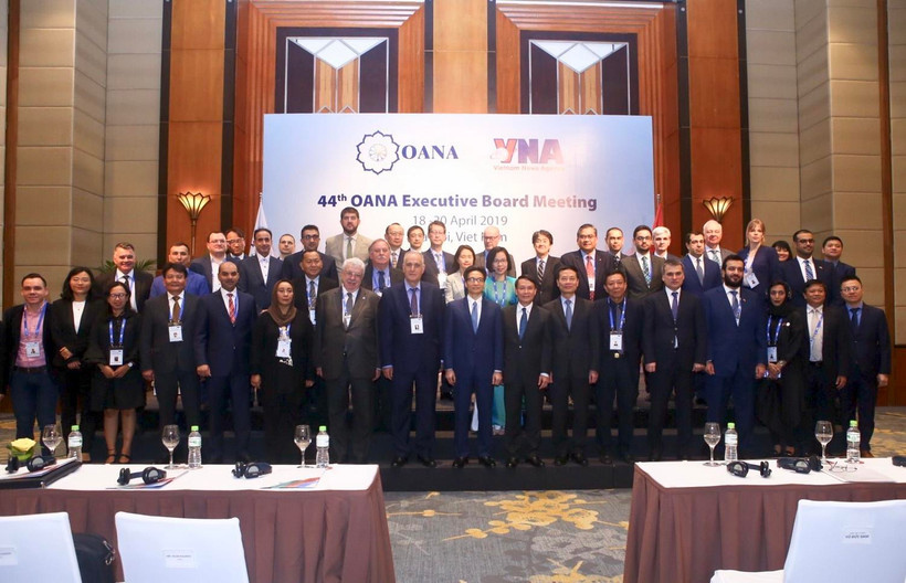 Phó Thủ tướng Vũ Đức Đam chụp ảnh chung với các đại biểu tham dự hội nghị. (Ảnh: Minh Quyết/ TTXVN)