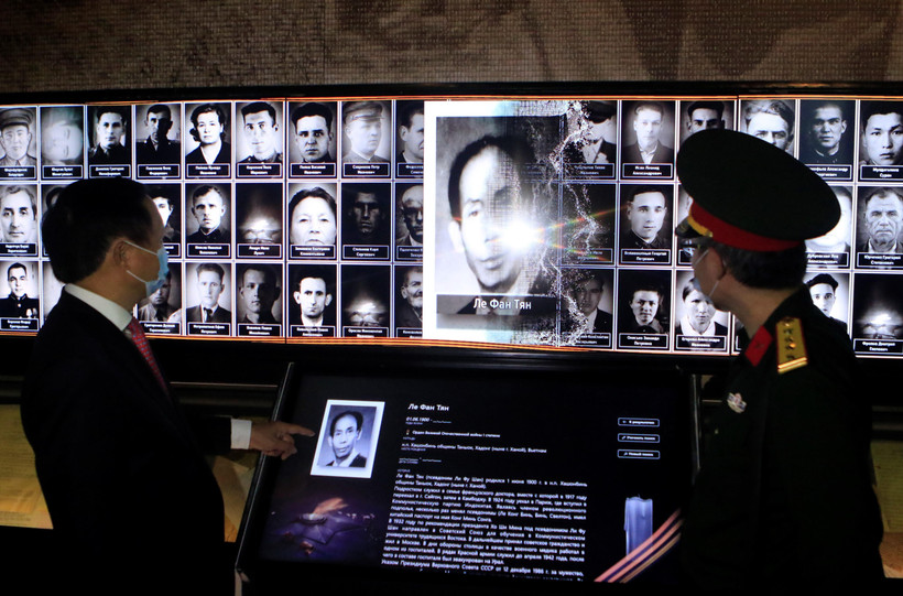 Dữ liệu về bảy chiến sỹ Việt Nam từng tham gia Hồng quân Liên Xô chiến đấu chống phátxít Đức đã được số hóa giúp khách tham quan tiện tra cứu, tìm hiểu. (Ảnh: Trần Hiếu/TTXVN)