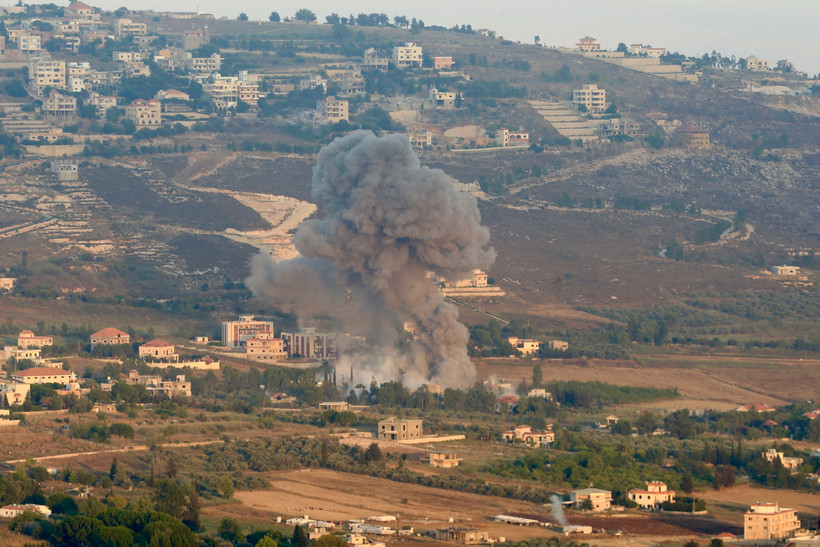 Khói bốc lên sau cuộc không kích của Israel tại Khiam, Liban, ngày 23/6. (Ảnh: THX/TTXVN)