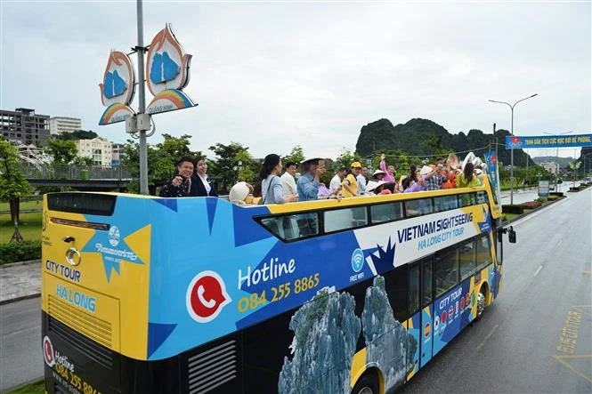 Xe 2 tầng Hạ Long City Tour. (Ảnh: Trung Nguyên/TTXVN)