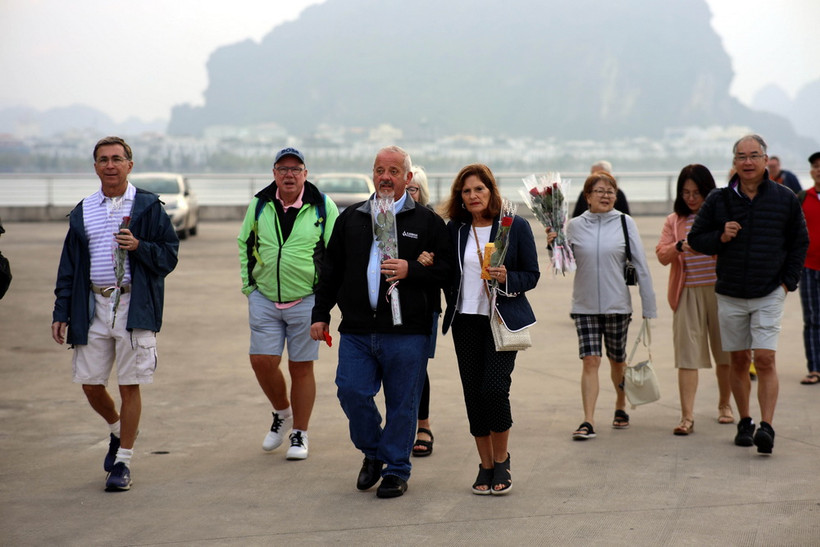 Các du khách tại thành phố Hạ Long. (Ảnh: Đức Hiếu/TTXVN)