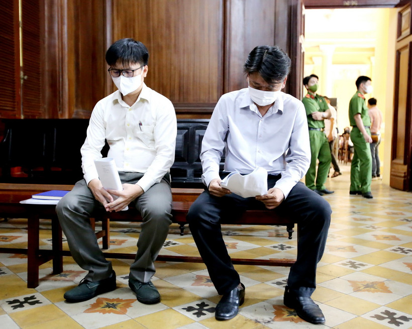 Hai bị cáo Nguyễn Văn Tùng (trái) và Nguyễn Quốc Tuấn tại phiên tòa sáng 5/4. (Ảnh: Thành Chung/TTXVN)