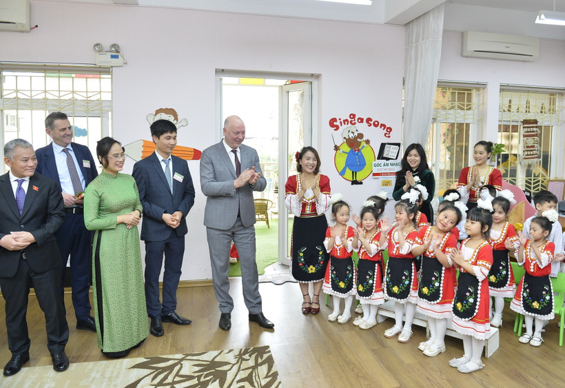 Chủ tịch Quốc hội Bulgaria Rossen Jeliazkov thăm Trường mầm non Việt-Bun (Ảnh: Minh Đức/TTXVN)