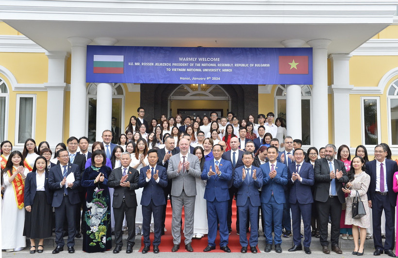 Chủ tịch Quốc hội Bulgaria Rossen Jeliazkov với các giảng viên và sinh viên Đại học Quốc gia Hà Nội. (Ảnh: Minh Đức/TTXVN)