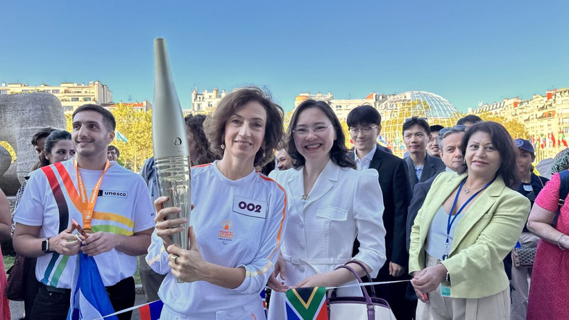 Tổng giám đốc UNESCO, bà Audrey Azoulay và Đại sứ Nguyễn Thị Vân Anh, đại diện thường trực của Việt Nam bên cạnh UNESCO trong buổi lễ đón đuốc Paralympic tại trụ sở UNESCO, sáng 28/8. (Ảnh: Thu Hà/TTXVN)