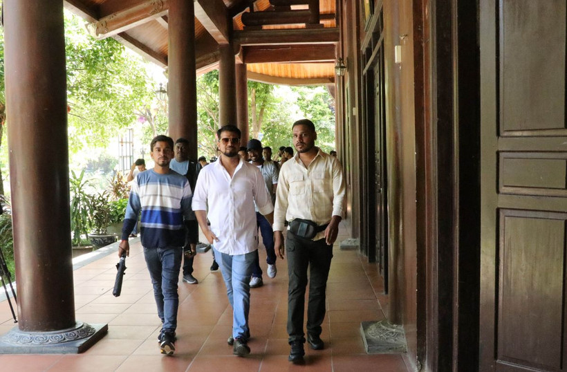 Những vị khách đầu tiên trong đoàn 4.500 khách của tỉ phú Ấn Độ thăm quan Khu du lịch sinh thái Tràng An, tỉnh Ninh Bình. (Ảnh: Hải Yến/TTXVN)