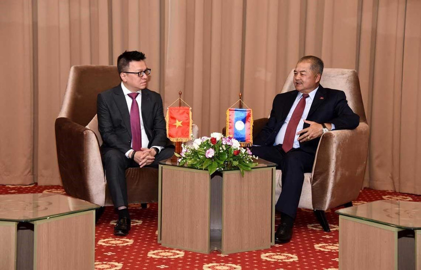 Bí thư Trung ương Đảng, Bộ trưởng Thông tin, Văn hóa và Du lịch Lào Kikeo Khaykhamphithoune tiếp Phó Tổng Giám đốc Thông tấn xã Việt Nam Lê Quốc Minh. (Ảnh: Thu Phương/TTXVN)