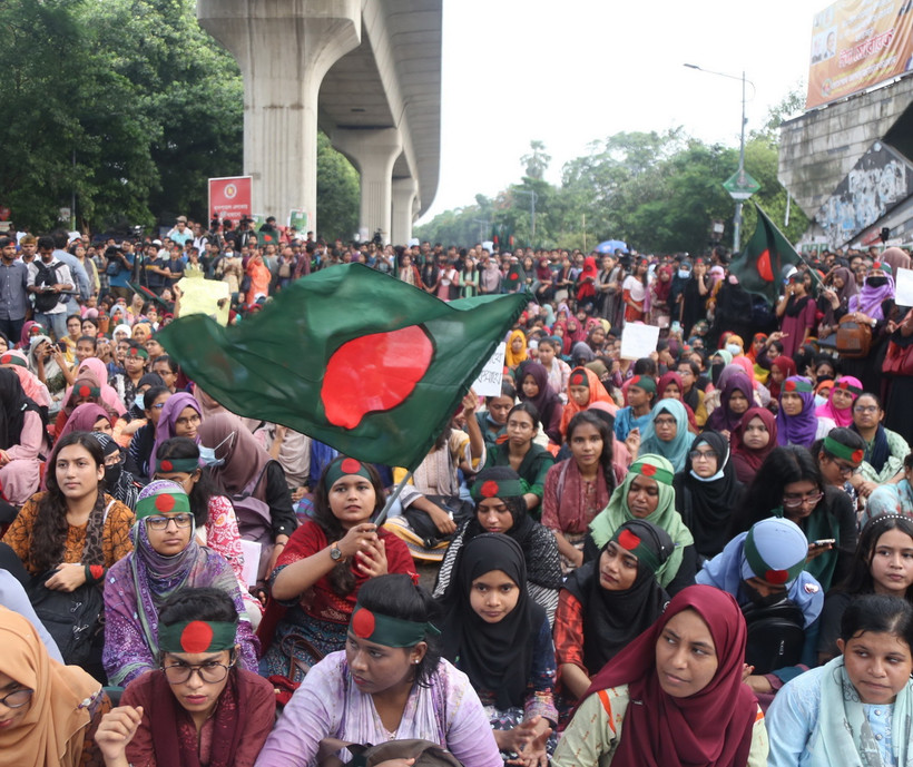 Biểu tình tại thủ đô Dhaka, Bangladesh ngày 4/8. (Ảnh: Getty Images/TTXVN)