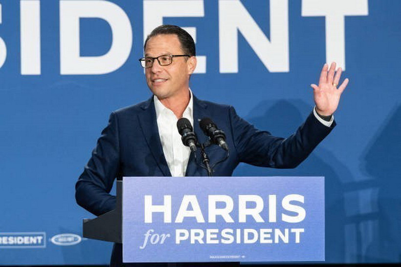 Ông Josh Shapiro, Thống đốc bang Pennsylvania, phát biểu tại cuộc míttinh ủng hộ bà Kamala Harris tranh cử Tổng thống Mỹ, ngày 29/7/2024. (Ảnh: Getty Images/TTXVN)