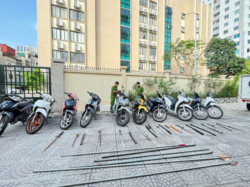 Các tang vật được công an thu giữ. (Ảnh TTXVN phát)