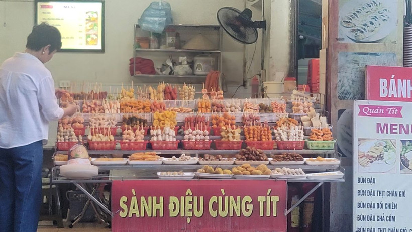 Hàng quán bán các loại xiên nướng xung quanh khu vực Đại học Bách Khoa. (Ảnh: Phương Anh/TTXVN)