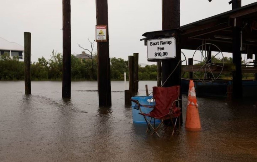 Ngập lụt tại cảng Campo ở bãi biển Shell, bang Louisiana, Mỹ khi bão Francine đổ bộ ngày 11/9. (Ảnh: Reuters/TTXVN)