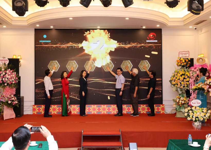 Đại biểu thực hiện nghi thức khai mạc triển lãm. (Ảnh: Thanh Tùng/TTXVN)