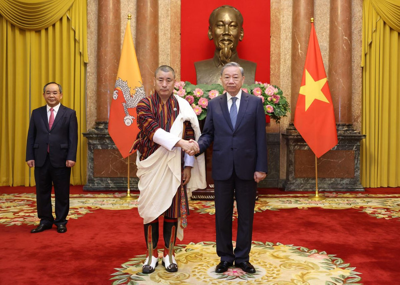 Tổng Bí thư, Chủ tịch nước Tô Lâm với Đại sứ Vương quốc Bhutan tại Việt Nam Kinzang Dorji đến trình Quốc thư. (Ảnh: Lâm Khánh/TTXVN)