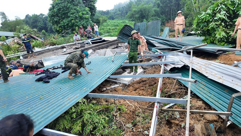 Các lực lượng chức năng khẩn trương thực hiện công tác cứu nạn cứu hộ vụ sạt lở nghiêm trọng tại huyện Bắc Quang (Hà Giang). (Ảnh: TTXVN phát)