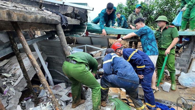 Các lực lượng chức năng khẩn trương thực hiện công tác cứu nạn cứu hộ vụ sạt lở nghiêm trọng tại huyện Bắc Quang (Hà Giang). (Ảnh: TTXVN phát)