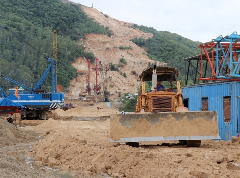 Công nhân và máy móc thiết bị làm việc tại một dự án thành phần cao tốc Bắc-Nam. (Ảnh: Xuân Triệu/TTXVN)