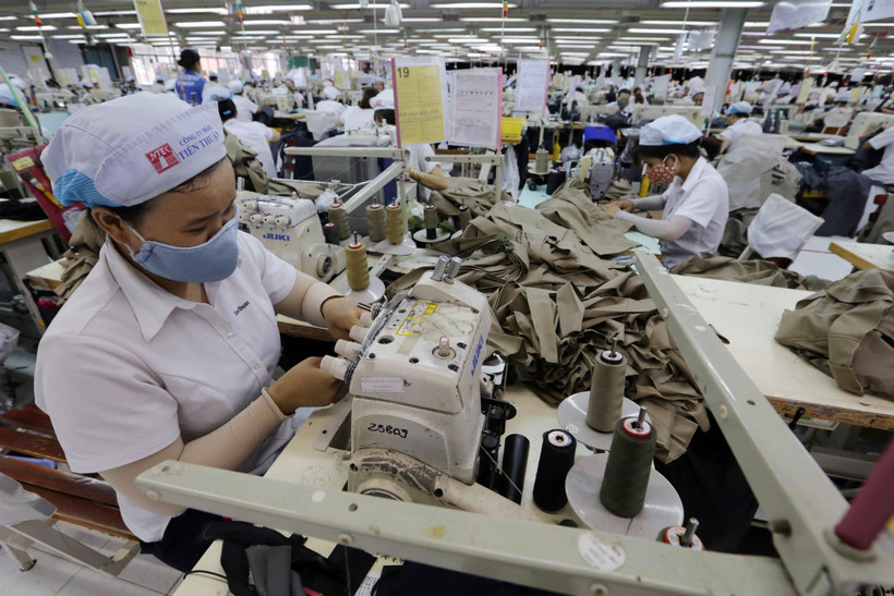 Công ty TNHH May Tiến Thuận, thành phố Phan Rang, tỉnh Ninh Thuận chuyên gia công quần áo xuất khẩu sang thị trường châu Âu và các thị trường khác. (Ảnh: Trần Việt/TTXVN)