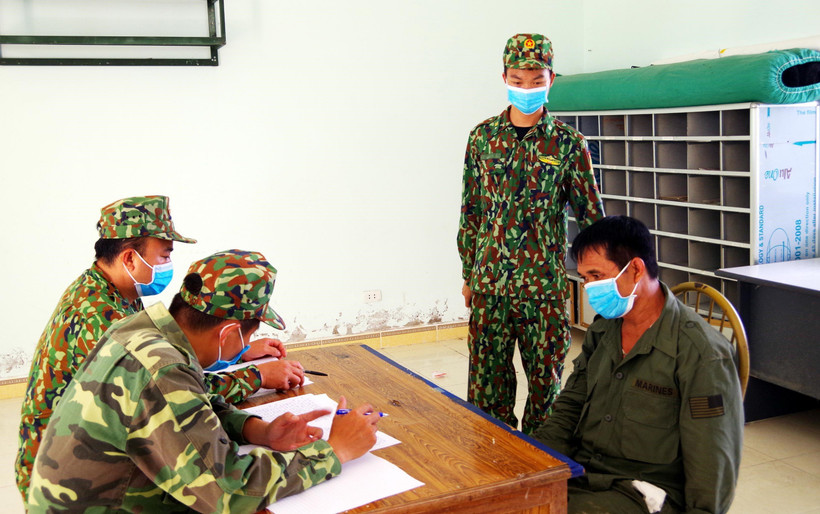 Cán bộ, chiến sỹ Đồn Biên phòng Cửa khẩu Chi Ma lấy lời khai đối tượng đưa người nhập cảnh trái phép. (Ảnh: Thái Thuần/TTXVN)