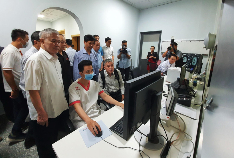 Các bác sỹ thao tác trên hệ thống máy cộng hưởng từ MAGNETOM Lumina, máy chụp mạch máu xóa nền DSA Artis ICONO thế hệ mới. (Ảnh: Ánh Tuyết/TTXVN)