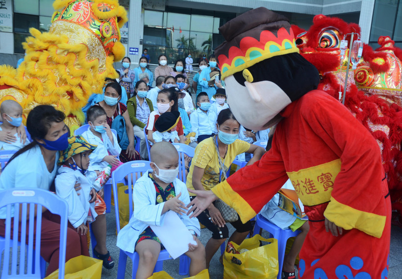 Các em nhỏ giao lưu với đội múa lân. (Ảnh: Văn Dũng/TTXVN)