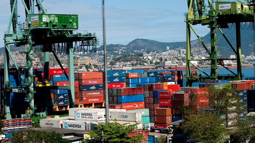 Container hàng hóa được bốc dỡ tại cảng Rio de Janeiro, Brazil. (Ảnh: AFP/TTXVN)