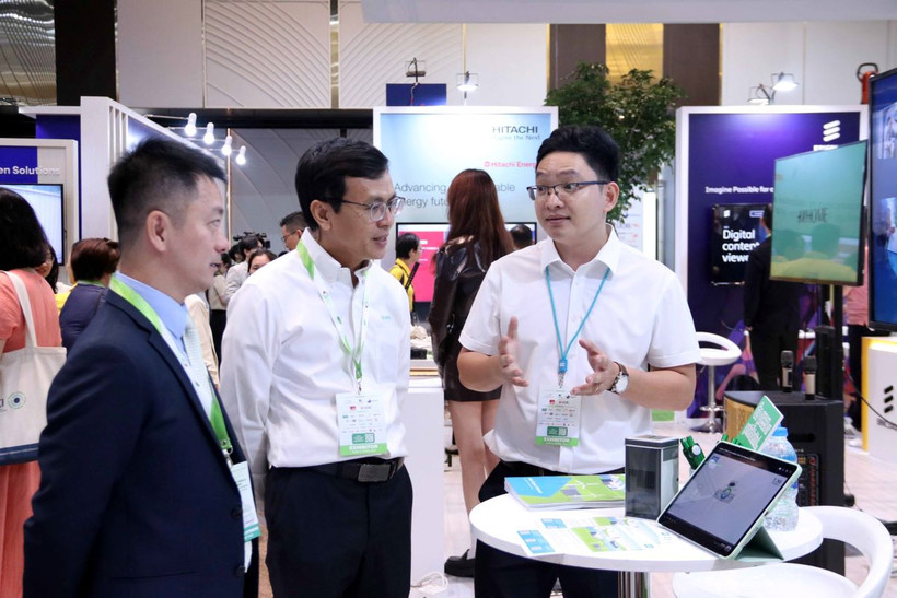 Khách tham quan "Triển lãm xanh Thụy Điển" nghe giới thiệu những giải pháp, thông tin cập nhật về công nghệ cao, phát triển kinh tế xanh. (Ảnh: Xuân Khu/TTXVN)