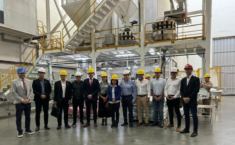 Đại sứ Ngô Minh Nguyệt cùng đoàn công tác thăm công ty Gespa, doanh nghiệp hàng đầu của Argentina trong sản xuất thức ăn gia súc và thú cưng chất lượng cao. (Ảnh: Diệu Hương/TTXVN)