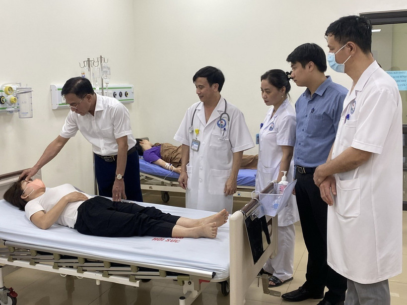 Ông Lê Hồng Trung, Giám đốc Sở Y tế tỉnh Vĩnh Phúc thăm hỏi, kiểm tra tình hình sức khỏe công nhân bị ngộ độc thực phẩm đang được điều trị tại Bệnh viện đa khoa tỉnh Vĩnh Phúc. (Ảnh: TTXVN phát)