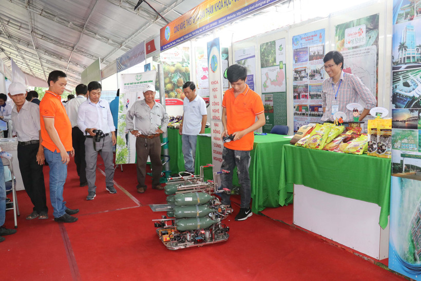 Các doanh nghiệp, đơn vị giới thiệu các thiết bị, sản phẩm khoa học công nghệ. (Ảnh: Ngọc Thiện/TTXVN)