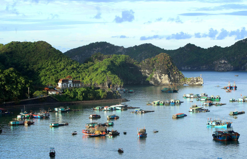 Một góc khu du lịch thị trấn Cát Bà. (Ảnh: An Đăng/TTXVN)