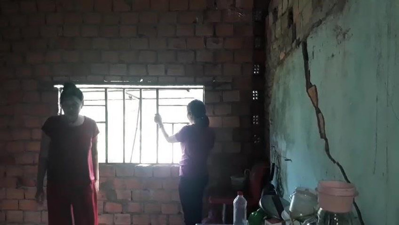 Nhà dân ở Bình Phước bị nứt nẻ, nguy cơ sụp đổ bất cứ lúc. (Ảnh: K GỬIH/TTXVN)