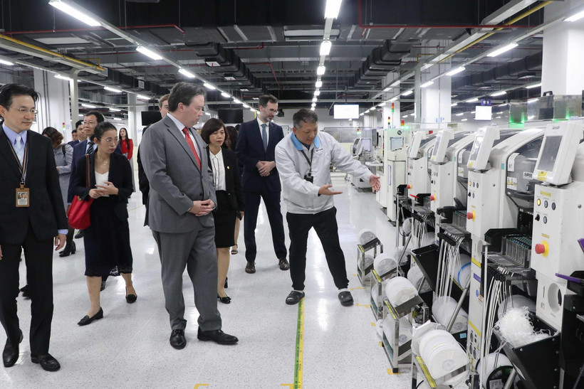 Ông Marc E.Knapper, Đại sứ Hoa Kỳ tại Việt Nam, thăm một khu công nghiệp tại Hải Phòng. (Ảnh: Hoàng Ngọc/TTXVN)