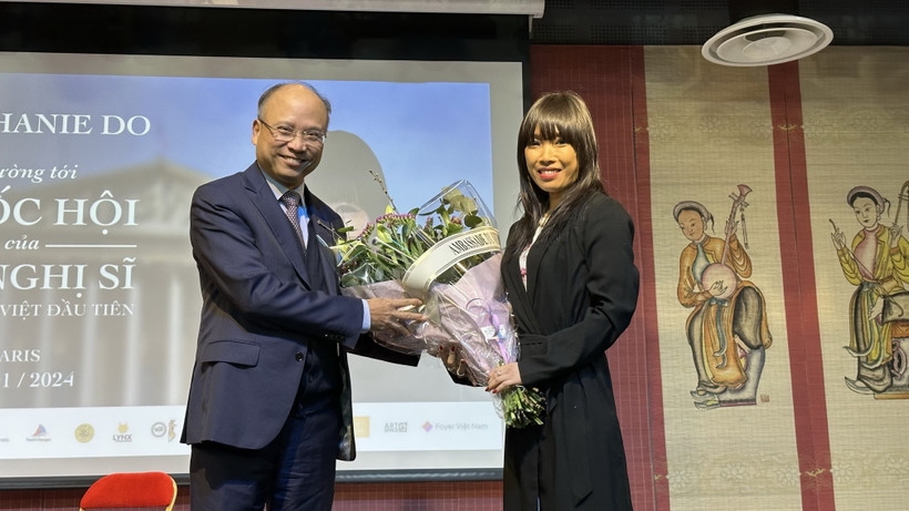 Đại sứ Việt Nam tại Pháp Đinh Toàn Thắng chúc mừng chị Stephanie Đỗ - nữ nghị sỹ Quốc hội gốc Việt tại Pháp, nhiệm kỳ 2017-2022. (Ảnh: Thu Hà/TTXVN)