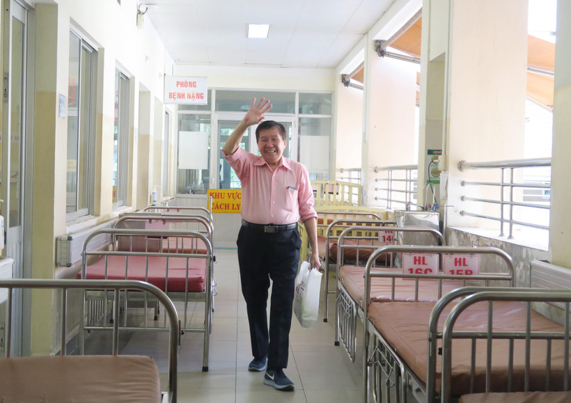 Bệnh nhân T.K.H (73 tuổi, quốc tịch Mỹ) tươi cười bước ra từ khu vực cách ly chiều 21/2/2020. (Ảnh: Đinh Hằng/TTXVN)